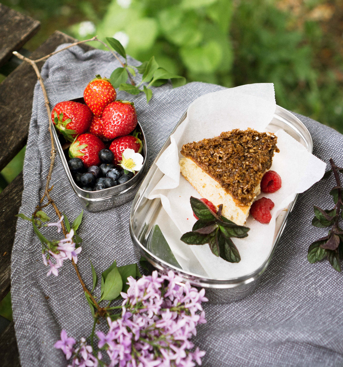 Oval stålmadkasse med snackbox