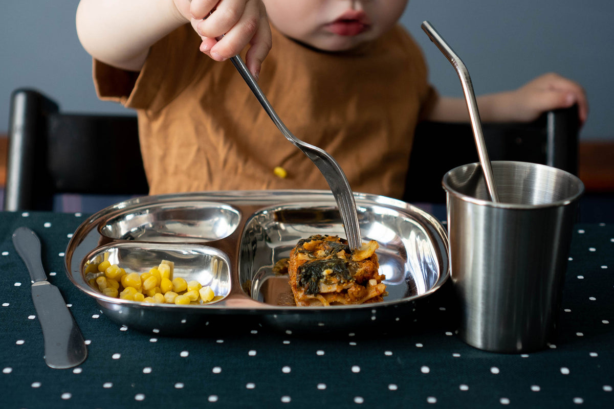 Ståltallerken til børn med børnekop i stål